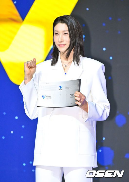 [OSEN=박준형 기자]  14일 오후 서울 서대문구 스위스그랜드호텔에서 2024-2025 V리그 시상식이 진행됐다.여자부는 마지막을 화려하게 장식한 김연경이 정규리그 MVP를, 남자부는 트레블을 이끈 토종 에이스 허수봉이 MVP를 차지했다. 여자부 MVP 김연경이 포즈를 취하고 있다.   2025.04.14 / soul1014@osen.co.kr