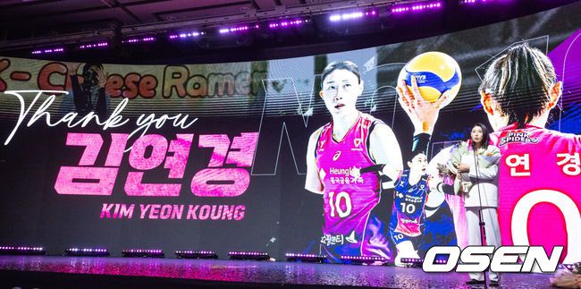 [OSEN=박준형 기자]  14일 오후 서울 서대문구 스위스그랜드호텔에서 2024-2025 V리그 시상식이 진행됐다.여자부는 마지막을 화려하게 장식한 김연경이 정규리그 MVP를, 남자부는 트레블을 이끈 토종 에이스 허수봉이 MVP를 차지했다. 여자부 MVP로 선정된 흥국생명 김연경이 수상한뒤 소감을 말하고 있다.   2025.04.14 / soul1014@osen.co.kr