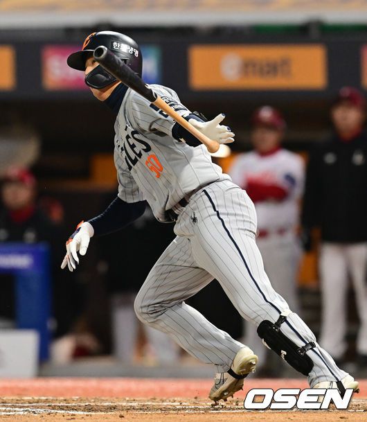 [OSEN=인천, 김성락 기자] 15일 오후 인천 미추홀구 SSG 랜더스 필드에서 ‘2025 신한 SOL BANK KBO리그’ SSG 랜더스와 한화 이글스의 경기가 열렸다.이날 SSG는 앤더슨을, 한화는 폰세를 선발투수로 내세웠다. 7회초 1사 2, 3루 한화 이원석이 3루주자 황영묵을 홈으로 불러들이는 땅볼을 치고 있다. 2025.04.15 / ksl0919@osen.co.kr