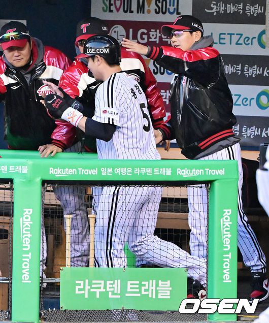 [OSEN=잠실, 민경훈 기자] 15일 서울 잠실야구장에서 2025 신한 SOL Bank KBO리그 LG 트윈스와 삼성 라이온즈의 경기가 열렸다.이날 LG는 에르난데스, 삼성은 후라도를 선발로 내세웠다.1회말 1사 주자 1,2루 LG 문보경의 우익수 왼쪽 선취 1타점 적시타때 홈을 밟은 홍창기가 덕아웃에서 LG 염경엽 감독의 축하를 받고 있다. 2025.04.15 / rumi@osen.co.kr