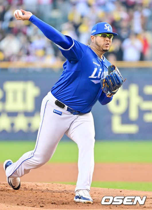 [OSEN=잠실, 민경훈 기자] 15일 서울 잠실야구장에서 2025 신한 SOL Bank KBO리그 LG 트윈스와 삼성 라이온즈의 경기가 열렸다.이날 LG는 에르난데스, 삼성은 후라도를 선발로 내세웠다.삼성 선발 후라도가 마운드 위에서 힘차게 공을 뿌리고 있다. 2025.04.15 / rumi@osen.co.kr
