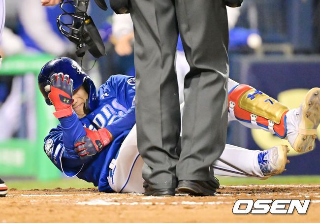 [OSEN=잠실, 민경훈 기자] 15일 서울 잠실야구장에서 2025 신한 SOL Bank KBO리그 LG 트윈스와 삼성 라이온즈의 경기가 열렸다.이날 LG는 에르난데스, 삼성은 후라도를 선발로 내세웠다.6회초 2사 삼성 이재윤이 타석에서 몸에 볼을 맞고 고통을 호소하고 있다.  2025.04.15 / rumi@osen.co.kr