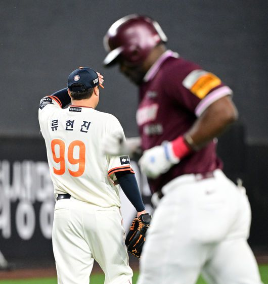 [OSEN=대전, 지형준 기자] 11일 오후 대전 한화생명볼파크에서 2025 신한 SOL Bank KBO리그 한화 이글스와 키움 히어로즈의 경기가 열렸다.이날 한화는 류현진, 키움은 김윤하를 선발로 내세웠다.4회초 무사에서 한화 류현진이 키움 푸이그를 우익수 플라이로 처리하고 있다. 2025.04.11 / jpnews@osen.co.kr