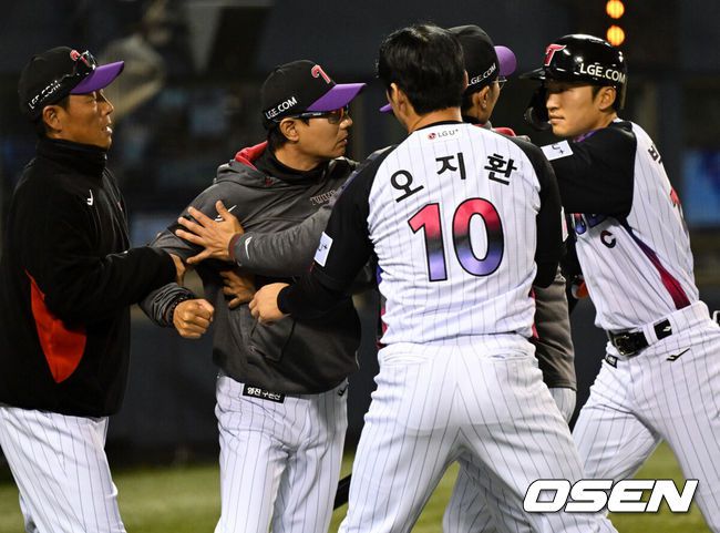 [OSEN=잠실, 조은정 기자]11일 오후 서울 송파구 잠실야구장에서 ‘2025 신한 SOL Bank KBO리그’ LG 트윈스와 두산 베어스의 경기가 열렸다.  5회말 1사 1루 LG 이주헌 3루수 앞 땅볼 때 염경엽 감독이 판정에 관해 강력하게 항의했다.LG 오지환, 박해민이 심판에 강하게 어필하는 염경엽 감독을 말리고 있다. 2025.04.11 /cej@osen.co.kr