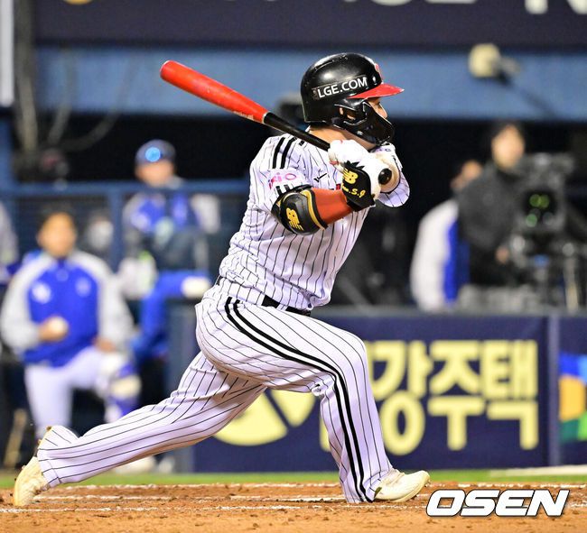 [OSEN=잠실, 민경훈 기자] 15일 서울 잠실야구장에서 2025 신한 SOL Bank KBO리그 LG 트윈스와 삼성 라이온즈의 경기가 열렸다.이날 LG는 에르난데스, 삼성은 후라도를 선발로 내세웠다.8회말 1사 주자 2,3루 LG 문성주가 좌익수 오른쪽 뒤 2타점 적시 2루타를 때리고 있다.. 2025.04.15 / rumi@osen.co.kr