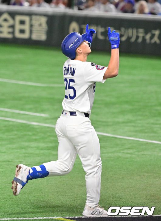[OSEN=도쿄(일본), 박준형 기자] 19일 오후 일본 도쿄돔에서 MLB 월드투어 도쿄 개막시리즈 2차전 시카고 컵스와 LA 다저스의 경기가 진행됐다이날 선발투수로 시카고컵스는 저스틴 스틸을, LA다저스는 사사키를 내세웠다. 3회초 2사 LA 다저스 에드먼이 솔로홈런을 날리고 세리머니를 하고 있다.  2025.03.19 / soul1014@osen.co.kr