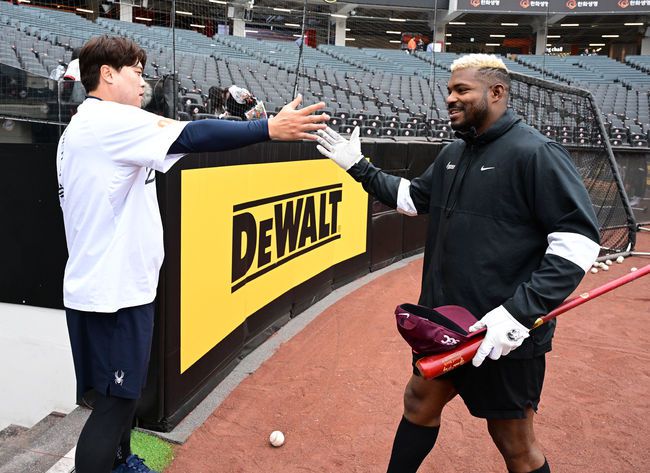 [OSEN=대전, 지형준 기자] 12일 오후 대전 한화생명볼파크에서 2025 신한 SOL Bank KBO리그 한화 이글스와 키움 히어로즈의 경기가 열렸다.이날 한화는 엄상백, 키움은 정현우를 선발로 내세웠다.경기에 앞서 전날 메이저리그를 떠나 6년 만에 한국에서 맞대결을 펼친 한화 류현진과 키움 푸이그가 인사를 나누고 있다. 2025.04.12 / jpnews@osen.co.kr