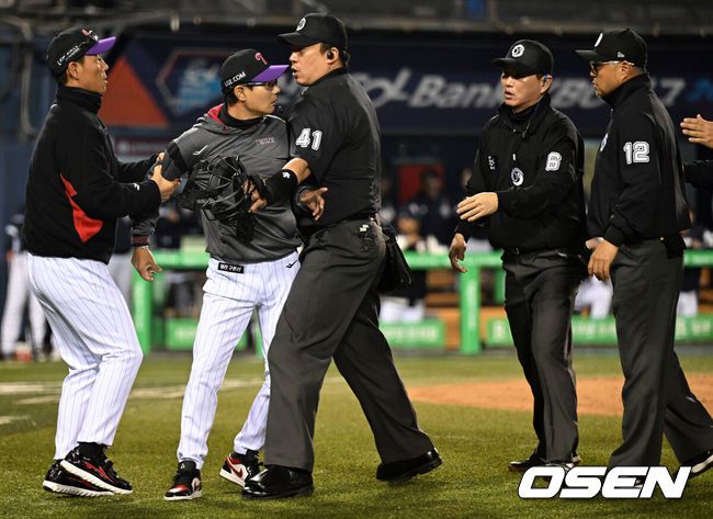 [OSEN=잠실, 조은정 기자]11일 오후 서울 송파구 잠실야구장에서 ‘2025 신한 SOL Bank KBO리그’ LG 트윈스와 두산 베어스의 경기가 열렸다.홈팀 LG는 송승기, 방문팀 두산은 최원준을 선발로 내세웠다. 5회말 1사 1루 LG 이주헌 3루수 앞 땅볼 때 염경엽 감독이 판정에 관해 강력하게 어필하던 중 심판에게 욕을 하며 퇴장 당하고 있다. 2025.04.11 /cej@osen.co.kr