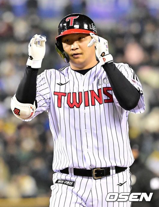 [OSEN=잠실, 민경훈 기자] 15일 서울 잠실야구장에서 2025 신한 SOL Bank KBO리그 LG 트윈스와 삼성 라이온즈의 경기가 열렸다.이날 LG는 에르난데스, 삼성은 후라도를 선발로 내세웠다.6회말 1사 LG 문보경이 중견수 앞 안타를 때린 후 1루에서 기뻐하고 있다. 2025.04.15 / rumi@osen.co.kr