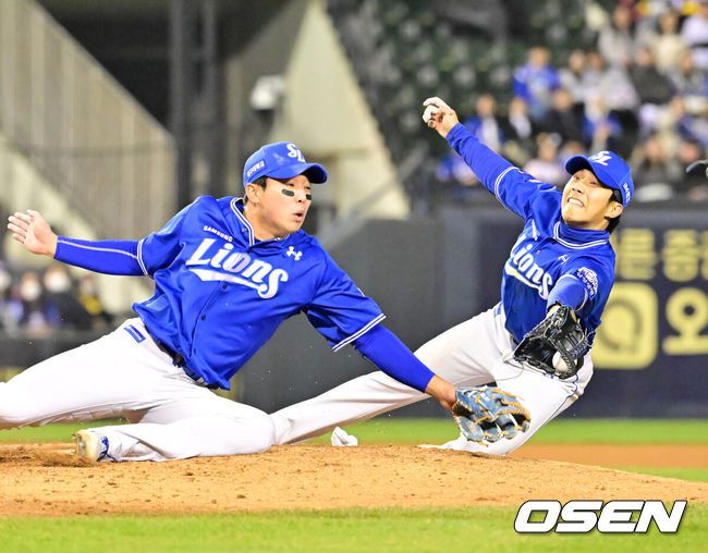 [OSEN=잠실, 민경훈 기자] 15일 서울 잠실야구장에서 2025 신한 SOL Bank KBO리그 LG 트윈스와 삼성 라이온즈의 경기가 열렸다.이날 LG는 에르난데스, 삼성은 후라도를 선발로 내세웠다.6회말 1사 1,2루 상황에서 삼성 유격수 이재현이 LG 박동원의 뜬공을 처리하고 있다. 2025.04.15 / rumi@osen.co.kr