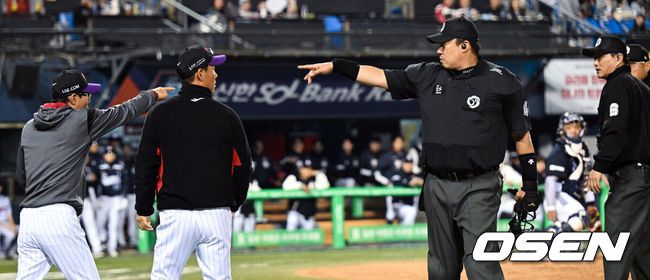 [OSEN=잠실, 조은정 기자]11일 오후 서울 송파구 잠실야구장에서 ‘2025 신한 SOL Bank KBO리그’ LG 트윈스와 두산 베어스의 경기가 열렸다. LG가 1-2로 뒤진 5회말 공격. 1사 1루에서 이주헌이 때린 타구는 3루 선상 강습 타구였다. 3루수 강승호가 다이빙캐치로 잡으려다 공이 글러브에 들어갔다 빠졌다. 3루수 강승호가 재빨리 잡아 2루로 던져서 아웃이 됐다. LG 염경엽 감독과 심판이 대치하고 있다. 2025.04.11 /cej@osen.co.kr
