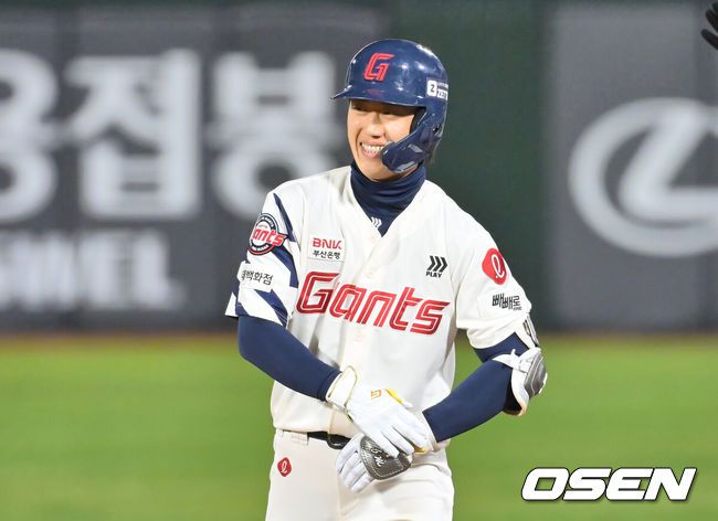 [OSEN=부산, 이석우 기자] 15일 부산 사직야구장에서 2025 신한 SOL 뱅크 KBO 리그 롯데 자이언츠와 키움 히어로즈의 경기가 열렸다. 홈팀 롯데는 나균안, 방문팀 키움은 로젠버그가 선발 출전했다.롯데 자이언츠 전민재가 6회말 1사 2루 우익수 왼쪽 동ㄷ점 1타점 안타를 치고 미소짓고 있다. 2025.04.15 / foto0307@osen.co.kr