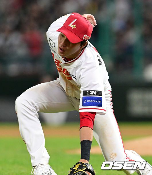 [OSEN=인천, 김성락 기자] 15일 오후 인천 미추홀구 SSG 랜더스 필드에서 ‘2025 신한 SOL BANK KBO리그’ SSG 랜더스와 한화 이글스의 경기가 열렸다.이날 SSG는 앤더슨을, 한화는 폰세를 선발투수로 내세웠다. 7회초 1사 2, 3루 한화 이원석의 3루수 땅볼 때 SSG 3루수 박지환이 포구실책을 범하고 있다. 이때 한화 3루주자 황영묵이 홈으로 내달려 득점을 올렸다. 2025.04.15 / ksl0919@osen.co.kr