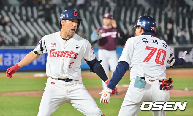 [OSEN=부산, 이석우 기자] 15일 부산 사직야구장에서 2025 신한 SOL 뱅크 KBO 리그 롯데 자이언츠와 키움 히어로즈의 경기가 열렸다. 홈팀 롯데는 나균안, 방문팀 키움은 로젠버그가 선발 출전했다.롯데 자이언츠 전준우가 8회말 1사 1루 좌월 역전 2점 홈런을 치고 포효하고 있다. 2025.04.15 / foto0307@osen.co.kr