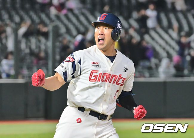 [OSEN=부산, 이석우 기자] 15일 부산 사직야구장에서 2025 신한 SOL 뱅크 KBO 리그 롯데 자이언츠와 키움 히어로즈의 경기가 열렸다. 홈팀 롯데는 나균안, 방문팀 키움은 로젠버그가 선발 출전했다.롯데 자이언츠 전준우가 8회말 1사 1루 좌월 역전 2점 홈런을 치고 포효하고 있다. 2025.04.15 / foto0307@osen.co.kr