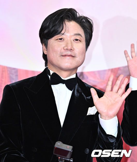 [OSEN=조은정 기자]제 60회 백상예술대상 레드카펫 행사가 7일 서울 강남구 코엑스에서 열렸다.'60회 백상예술대상’에는 지난 1년간 TV·영화·연극 분야에서 활약한 대중문화 예술계 종사자들이 총출동한다. 지난해에 이어 관객과 함께 즐기는 축제의 장이다. 백상만의 품격 있는 시상식으로 관객들의 눈과 귀를 즐겁게 할 예정이다. 올해도 신동엽·수지·박보검이 MC를 맡아 믿고 보는 진행력을 자랑한다.나영석PD가 레드카펫을 밟고 있다.  2024.05.07 /cej@osen.co.kr