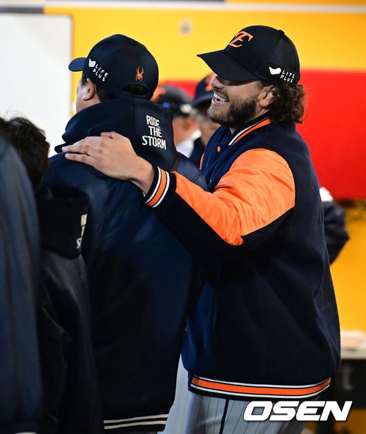 [OSEN=인천, 김성락 기자] 15일 오후 인천 미추홀구 SSG 랜더스 필드에서 ‘2025 신한 SOL BANK KBO리그’ SSG 랜더스와 한화 이글스의 경기가 열렸다.이날 SSG는 앤더슨을, 한화는 폰세를 선발투수로 내세웠다. 7회말 종료 후 한화 폰세, 류현진이 더그아웃에서 기쁨을 나누고 있다. 2025.04.15 / ksl0919@osen.co.kr