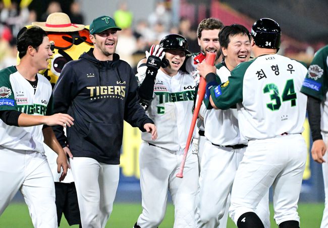 [OSEN=광주, 최규한 기자] 9회말 1사 만루 상황 KIA 나성범이 끝내기 2타점 2루타를 날리고 동료들과 기뻐하고 있다. 2025.04.17 / dreamer@osen.co.kr