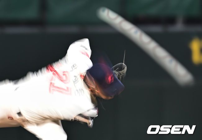 [OSEN=부산, 이석우 기자] 17일 부산 사직야구장에서 2025 신한 SOL 뱅크 KBO 리그 롯데 자이언츠와 키움 히어로즈의 경기가 열렸다. 홈팀 롯데는 박세웅, 방문팀 키움은 김윤하가 선발 출전했다.롯데 자이언츠 선발 투수 박세웅이 역투하고 있다. 2025.04.17 / foto0307@osen.co.kr