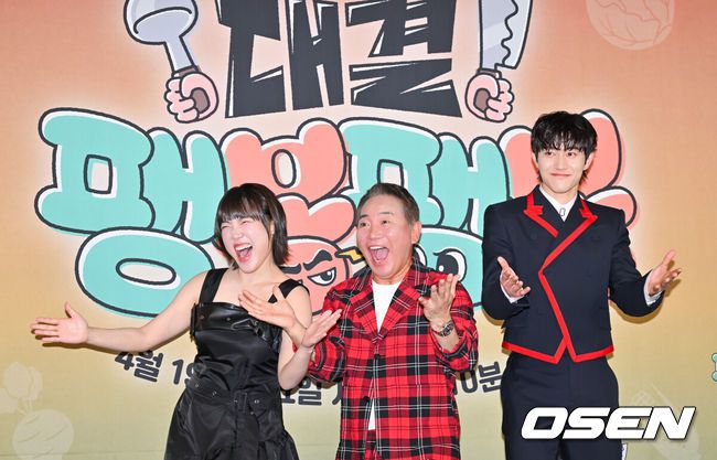 [OSEN=박준형 기자]  17일 오후 서울 상암동 스탠포드 호텔에서 JTBC 새 예능 ‘대결! 팽봉팽봉’ 제작발표회가 진행됐다.'대결! 팽봉팽동'은 요식업에 사활을 건 대표 코미디언 이봉원과 팽현숙이 해외의 작은 섬에 나란히 두 개의 식당을 내고 영업 대결을 펼치는 리얼리티 예능 프로그램으로 이날 행사에는 이진주 PD, 신혜원 PD, 최양락, 이봉원, 팽현숙, 이은지, 유승호, 곽동연이 참석했다.  이은지와 이봉원, 곽동연이 포즈를 취하고 있다.   2025.04.17 / soul1014@osen.co.kr