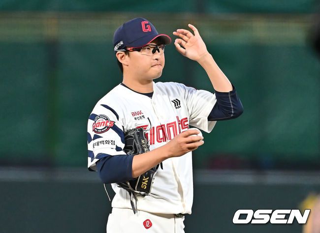 [OSEN=부산, 이석우 기자] 17일 부산 사직야구장에서 2025 신한 SOL 뱅크 KBO 리그 롯데 자이언츠와 키움 히어로즈의 경기가 열렸다. 홈팀 롯데는 박세웅, 방문팀 키움은 김윤하가 선발 출전했다.롯데 자이언츠 선발 투수 박세웅이 OK 사인을 보내고 있다. 2025.04.17 / foto0307@osen.co.kr