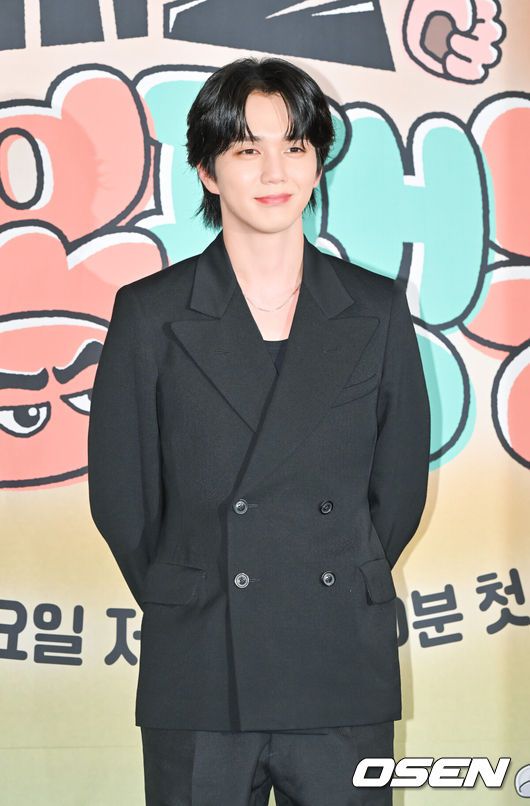 [OSEN=박준형 기자]  17일 오후 서울 상암동 스탠포드 호텔에서 JTBC 새 예능 ‘대결! 팽봉팽봉’ 제작발표회가 진행됐다.'대결! 팽봉팽동'은 요식업에 사활을 건 대표 코미디언 이봉원과 팽현숙이 해외의 작은 섬에 나란히 두 개의 식당을 내고 영업 대결을 펼치는 리얼리티 예능 프로그램으로 이날 행사에는 이진주 PD, 신혜원 PD, 최양락, 이봉원, 팽현숙, 이은지, 유승호, 곽동연이 참석했다.  배우 유승호가 포즈를 취하고 있다.   2025.04.17 / soul1014@osen.co.kr