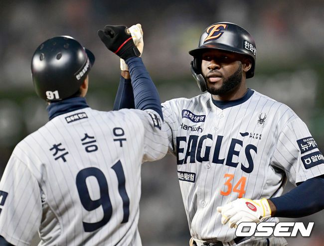 [OSEN=인천, 김성락 기자] 17일 오후 SSG 랜더스 필드에서 ‘2025 신한 SOL BANK KBO리그’ SSG 랜더스와 한화 이글스의 경기가 열렸다.이날 SSG는 미치 화이트를, 한화는 류현진을 선발투수로 내세웠다. 5회초 2사 2, 3루 한화 플로리얼이 역전 2타점 적시타를 날린 뒤 추승우 코치와 하이파이브를 하고 있다. 2025.04.17 / ksl0919@osen.co.kr