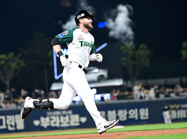 [OSEN=광주, 최규한 기자] 17일 오후 광주-기아 챔피언스필드에서 ‘2025 신한 SOL Bank KBO리그’ KIA 타이거즈와 KT 위즈의 경기가 열렸다.홈팀 KIA는 양현종, 방문팀 KT는 윌리엄 쿠에바스를 선발투수로 내세웠다.6회말 무사 선두타자로 나선 KIA 위즈덤이 동점 중월 솔로포를 날리고 그라운드를 돌며 기뻐하고 있다. 2025.04.17 / dreamer@osen.co.kr