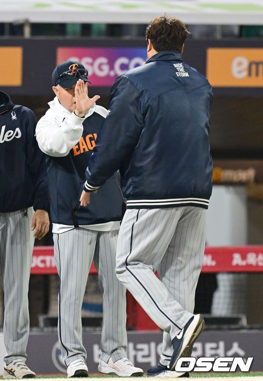 [OSEN=인천, 김성락 기자]프로야구 한화 이글스가 시즌 첫 시리즈 스윕을 달성하며 4연승을 질주했다.한화는 17일 인천 SSG랜더스필드에서 열린 ‘2025 신한은행 SOL Bank KBO리그’ SSG 랜더스와의 경기에서 4-2로 승리했다. 4연승을 질주하며 올해 처음으로 3연전 스윕에도 성공했다. 경기 종료 후 한화 김경문 감독, 류현진이 하이파이브를 하고 있다. 2025.04.17 / ksl0919@osen.co.kr