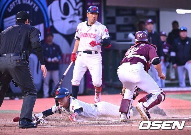 [OSEN=부산, 이석우 기자] 16일 부산 사직야구장에서 2025 신한 SOL 뱅크 KBO 리그 롯데 자이언츠와 키움 히어로즈의 경기가 열렸다. 홈팀 롯데는 반즈, 방문팀 키움은 하영민이 선발 출전했다.롯데 자이언츠 황성빈이 1회말 2사 1,3루 1루 송구 실책을 틈타 홈 도루를 성공하고 있다. 2025.04.16 / foto0307@osen.co.kr