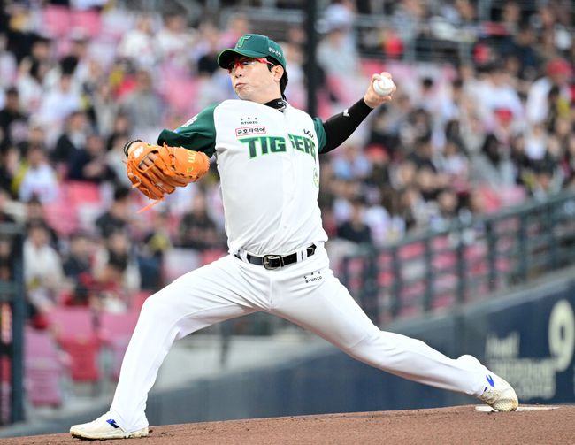 [OSEN=광주, 최규한 기자] 17일 오후 광주-기아 챔피언스필드에서 ‘2025 신한 SOL Bank KBO리그’ KIA 타이거즈와 KT 위즈의 경기가 열렸다.홈팀 KIA는 양현종, 방문팀 KT는 윌리엄 쿠에바스를 선발투수로 내세웠다.1회초 KIA 선발 양현종이 힘차게 공을 뿌리고 있다. 2025.04.17 / dreamer@osen.co.kr