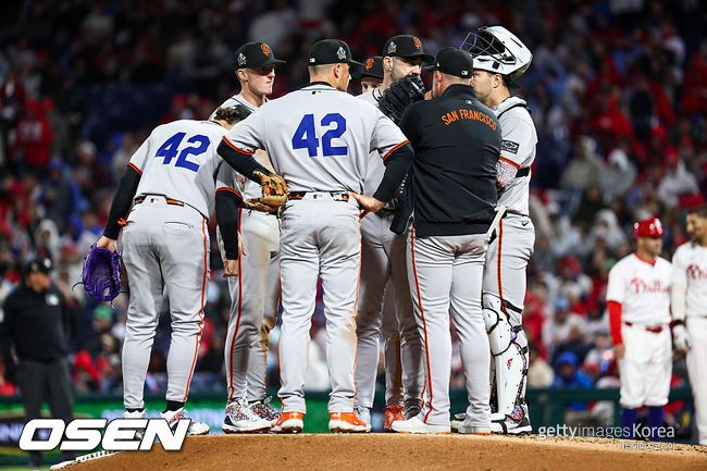 [사진] 샌프란시스코 저스틴 벌랜더가 마운드에서 J.P. 마르티네스 투수코치와 이야기하고 있다.  ⓒGettyimages(무단전재 및 재배포 금지)