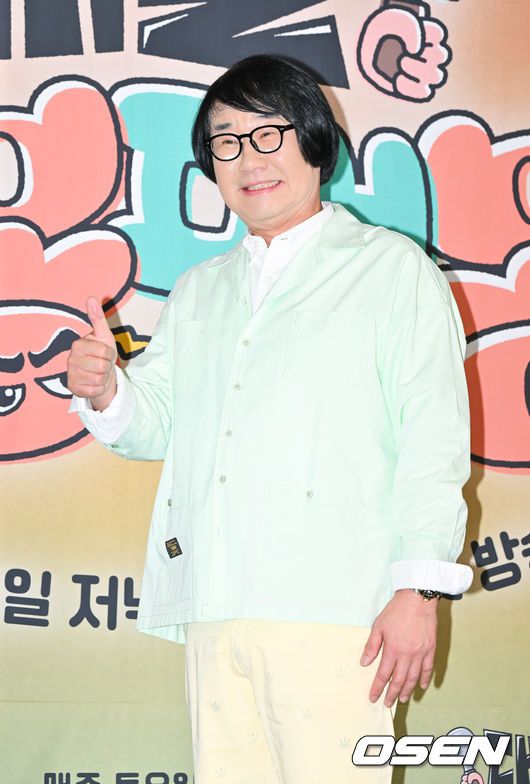 [OSEN=박준형 기자]  17일 오후 서울 상암동 스탠포드 호텔에서 JTBC 새 예능 ‘대결! 팽봉팽봉’ 제작발표회가 진행됐다.'대결! 팽봉팽동'은 요식업에 사활을 건 대표 코미디언 이봉원과 팽현숙이 해외의 작은 섬에 나란히 두 개의 식당을 내고 영업 대결을 펼치는 리얼리티 예능 프로그램으로 이날 행사에는 이진주 PD, 신혜원 PD, 최양락, 이봉원, 팽현숙, 이은지, 유승호, 곽동연이 참석했다.  최양락이 포즈를 취하고 있다.   2025.04.17 / soul1014@osen.co.kr