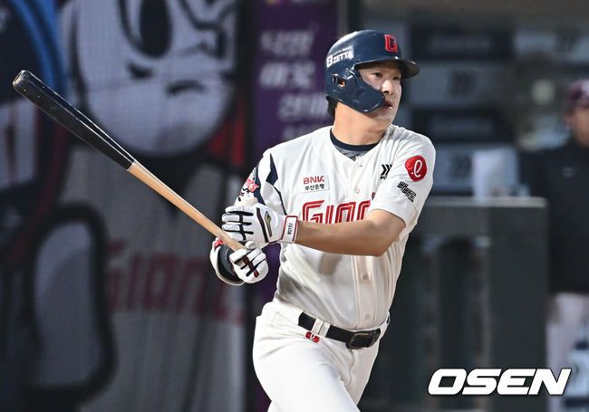 [OSEN=부산, 이석우 기자] 17일 부산 사직야구장에서 2025 신한 SOL 뱅크 KBO 리그 롯데 자이언츠와 키움 히어로즈의 경기가 열렸다. 홈팀 롯데는 박세웅, 방문팀 키움은 김윤하가 선발 출전했다.롯데 자이언츠 나승엽이 2회말 우익수 오른쪽 2루타를 치고 있다. 2025.04.17 / foto0307@osen.co.kr