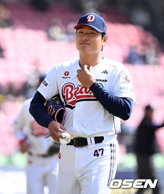 [OSEN=잠실, 지형준 기자] 13일 오후 서울 잠실야구장에서 2025 신한 SOL뱅크 KBO 리그 시범경기 두산 베어스와 KIA 타이거즈의 경기가 열렸다.KBO리그 10개 구단은 오는 18일까지 시범경기 10경기를 소화한다. 2025시즌 개막전은 오는 22일 개최된다.3회초 수비에서 1실점을 허용한 두산 곽빈이 아쉬워하고 있다. 2025.03.13 / jpnews@osen.co.kr