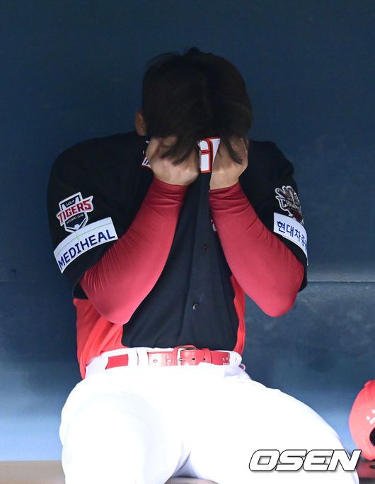 [OSEN=잠실, 김성락 기자] 18일 오후 서울 잠실야구장에서 2025 신한 SOL Bank KBO리그 두산 베어스와 KIA 타이거즈의 경기가 열린다.이날 두산은 콜어빈, KIA는 윤영철을 선발로 예고했다.3회말 2사 만루 KIA 윤영철이 강판, 더그아웃에서 아쉬워하고 있다.  2025.04.18 /