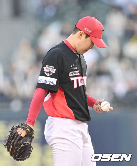 [OSEN=잠실, 김성락 기자] 18일 오후 서울 잠실야구장에서 2025 신한 SOL Bank KBO리그 두산 베어스와 KIA 타이거즈의 경기가 열린다.이날 두산은 콜어빈, KIA는 윤영철을 선발로 예고했다.1회말 무사 1, 3루 KIA 윤영철이 마운드에서 투구를 준비하고 있다. 2025.04.18 / ksl0919@osen.co.kr