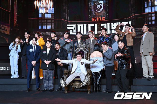 [OSEN=이대선 기자] 14일 오전 서울 동대문 브이스페이스에서 넷플릭스 예능 ‘코미디 리벤지’ 제작발표회가 열렸다.‘코미디 리벤지’는 ‘코미디 로얄’ 우승팀 이경규팀이 판을 깔고 K-코미디 대표주자들이 각잡고 웃음 터뜨리는 코미디 컴피티션이다.전 출연진이 포즈를 취하고 있다. 2024.10.14 /sunday@osen.co.kr