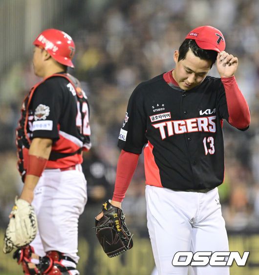 [OSEN=잠실, 김성락 기자] 18일 오후 서울 잠실야구장에서 2025 신한 SOL Bank KBO리그 두산 베어스와 KIA 타이거즈의 경기가 열린다.이날 두산은 콜어빈, KIA는 윤영철을 선발로 예고했다.3회말 2사 만루 KIA 윤영철이 강판되고 있다.  2025.04.18 / ksl0919@osen.co.kr