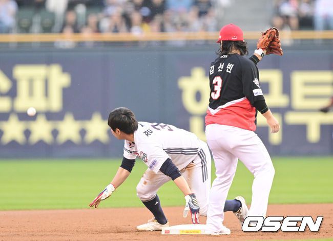 [OSEN=잠실, 김성락 기자] 18일 오후 서울 잠실야구장에서 2025 신한 SOL Bank KBO리그 두산 베어스와 KIA 타이거즈의 경기가 열린다.이날 두산은 콜어빈, KIA는 윤영철을 선발로 예고했다.1회말 무사 1루 두간 박계범의 타석 때 1루주자 정수빈이 2루 도루 시도, KIA 포수 김태군의 송구실책에 3루까지 진루하고 있다. 2025.04.18 / ksl0919@osen.co.kr