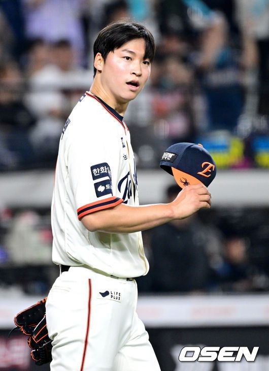 [OSEN=대전, 최규한 기자] 18일 오후 대전 한화생명 볼파크에서 ‘2025 신한 SOL Bank KBO리그’ 한화 이글스와 NC 다이노스의 경기가 열렸다.홈팀 한화는 엄상백, 방문팀 NC는 로건 앨런을 선발로 내세웠다.5회초 1사 2, 3루 상황 NC 손아섭에게 2타점 2루타를 내준 한화 선발 엄상백이 아쉬워하고 있다. 2025.04.18 / dreamer@osen.co.kr