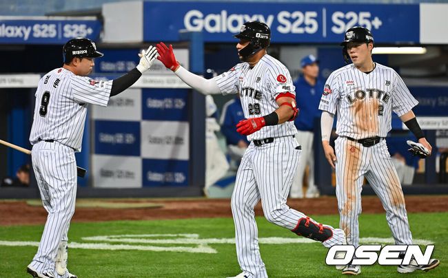[OSEN=대구, 이석우 기자] 18일 대구삼성라이온즈파크에서 2025 신한 SOL 뱅크 KBO 리그 삼성 라이온즈와 롯데 자이언츠의 경기가 열렸다. 홈팀 삼성은 이승현이, 방문팀 롯데는 데이비슨이 선발 출전했다. 롯데 자이언츠 레이예스가 5회초 2사 2루 좌월 2점 홈런을 치고 축하를 받고 있다. 2025.04.18 / foto0307@osen.co.kr