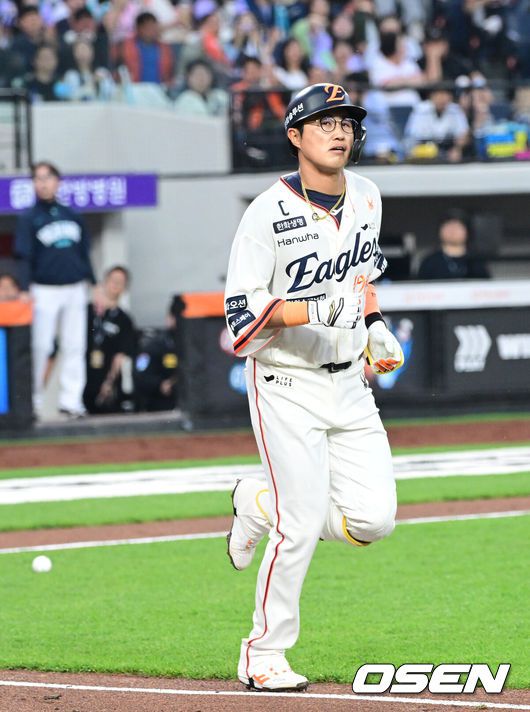 [OSEN=대전, 최규한 기자] 18일 오후 대전 한화생명 볼파크에서 ‘2025 신한 SOL Bank KBO리그’ 한화 이글스와 NC 다이노스의 경기가 열렸다.홈팀 한화는 엄상백, 방문팀 NC는 로건 앨런을 선발로 내세웠다.1회말 1사 만루 상황 한화 채은성이 선제 1타점 몸 맞는 공으로 출루하고 있다. 2025.04.18 / dreamer@osen.co.kr