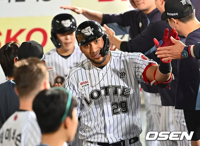 [OSEN=대구, 이석우 기자] 18일 대구삼성라이온즈파크에서 2025 신한 SOL 뱅크 KBO 리그 삼성 라이온즈와 롯데 자이언츠의 경기가 열렸다. 홈팀 삼성은 이승현이, 방문팀 롯데는 데이비슨이 선발 출전했다. 롯데 자이언츠 레이예스가 5회초 2사 2루 좌월 2점 홈런을 치고 동료들의 무관심 축하를 받고 있다. 2025.04.18 / foto0307@osen.co.kr