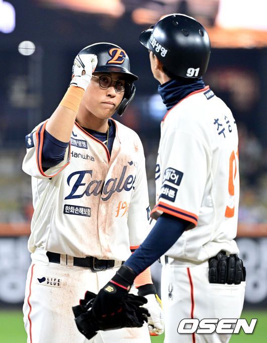 [OSEN=대전, 최규한 기자] 18일 오후 대전 한화생명 볼파크에서 ‘2025 신한 SOL Bank KBO리그’ 한화 이글스와 NC 다이노스의 경기가 열렸다.홈팀 한화는 엄상백, 방문팀 NC는 로건 앨런을 선발로 내세웠다.6회말 1사 1, 3루 상황 한화 채은성이 달아나는 1타점 적시타를 날리고 추승우 코치와 인사를 나누고 있다. 2025.04.18 / dreamer@osen.co.kr