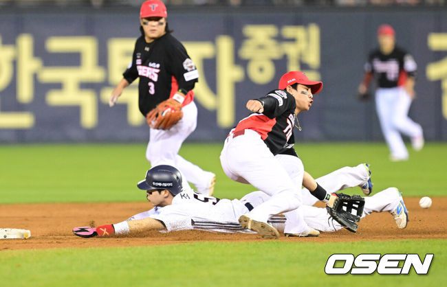 [OSEN=잠실, 김성락 기자] 18일 오후 서울 잠실야구장에서 2025 신한 SOL Bank KBO리그 두산 베어스와 KIA 타이거즈의 경기가 열린다.이날 두산은 콜어빈, KIA는 윤영철을 선발로 예고했다.3회말 무사 1루 두산 정수빈의 타석 때 1루주자 조수행이 2루 도루성공하고 있다. 2025.04.18 / ksl0919@osen.co.kr