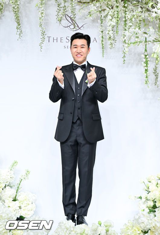 [OSEN=박준형 기자] 가수 김종민이20일 서울 중구 장충동 신라호텔 영빈관에서 11살 연하 예비 신부와 결혼식을 올린다.