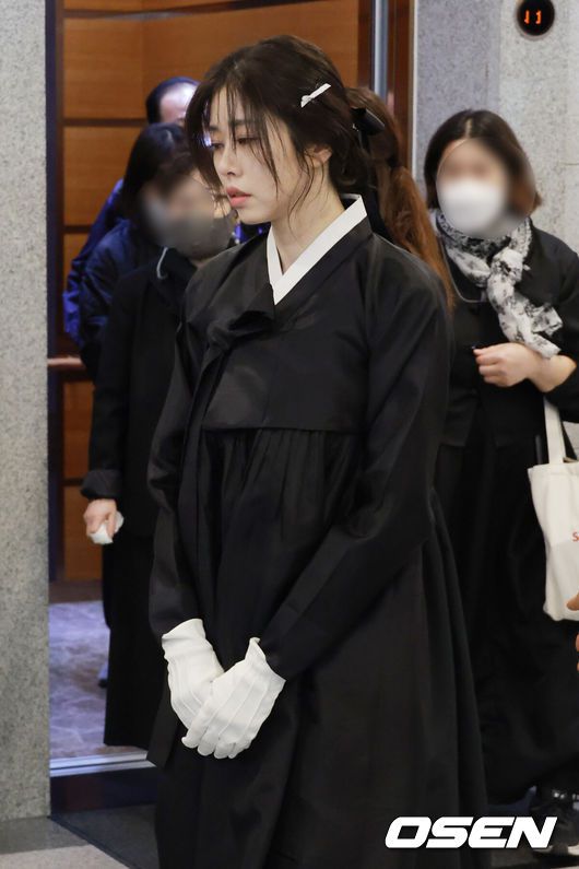 [OSEN=조은정 기자]2일 오전 서울 아산병원 장례식장에서 고 서세원의 발인이 엄수됐다.영결식은 한국방송코미디언협회장으로 치러졌다. 영결식 사회는 코미디언 김학래가, 약력 보고는 이용근 사무총장이 그리고 추모사는 엄영수(엄용수) 협회장이 했다. 추도사는 박문영 문영그룹 회장이 맡았으며 가족 대표 인사는 서세원의 고종사촌이 했다.고인은 지난달 20일 오후 캄보디아 프놈펜의 한인 병원에서 링거를 맞던 중 심정지로 사망했다. 향년 67세. 고인은 평소 지병으로 당뇨를 앓아왔던 것으로 전해졌다.유가족은 정확한 사인 규명을 위해 고인의 시신을 한국으로 옮겨 부검하는 것을 고려했으나 현지 사정으로 인해 캄보디아에서 화장 후 한국에서 장례를 치르는 것으로 결정했다. 방송인 서동주가 서세원의 영결식장으로 발걸음을 옮기고 있다. 2023.05.02 /cej@osen.co.kr