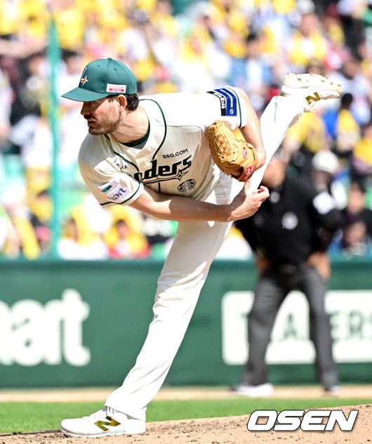 [OSEN=인천, 최규한 기자] 20일 오후 인천 SSG랜더스필드에서 ‘2025 신한 SOL Bank KBO리그’ SSG 랜더스와 LG 트윈스의 경기가 열렸다.이날 홈팀 SSG은 드류 앤더슨, 방문팀 LG는 김주온을 선발로 내세웠다.5회초 SSG 선발 드류 앤더슨이 힘차게 공을 뿌리고 있다. 2025.04.20 / dreamer@osen.co.kr