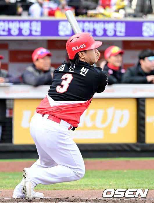 [OSEN=대전, 최규한 기자] 30일 대전한화생명볼파크에서 ‘2025 신한 SOL Bank KBO리그’ 한화 이글스와 KIA 타이거즈의 경기가 열렸다.홈팀 한화는 류현진, 방문팀 KIA는 아담 올러를 선발로 내세웠다.7회초 1사 2루 상황 KIA 김선빈이 역전 1타점 2루타를 날리고 있다. 2025.03.30 /